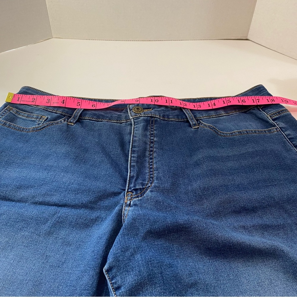 Parasuco denim shorts. 8” inseam preloved good condition. Ladies size 14. - Picture 7 of 8